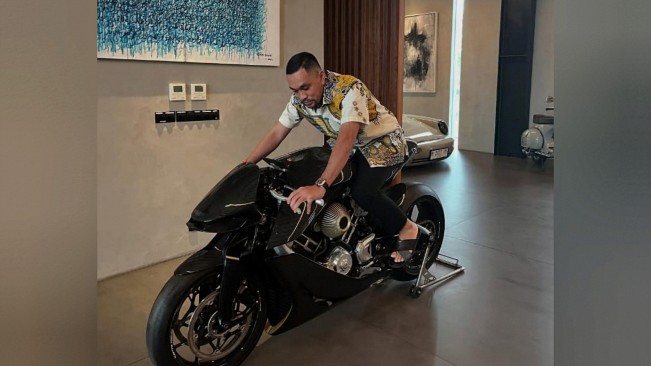 Ahmad Sahroni dengan motor mahalnya. [Instagram]